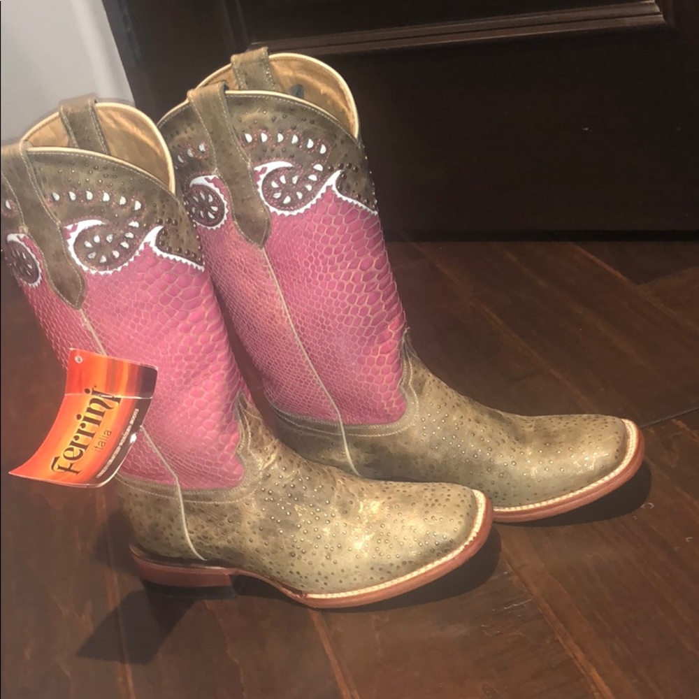 Ferrini pink cowboy boots!
